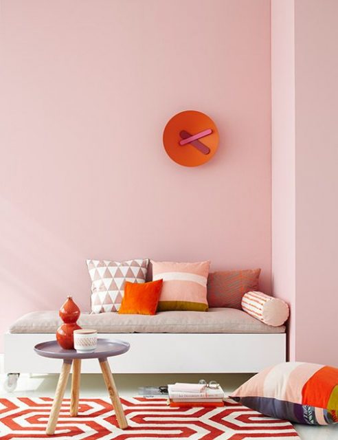 Palette colore rosa e arancione per il salotto