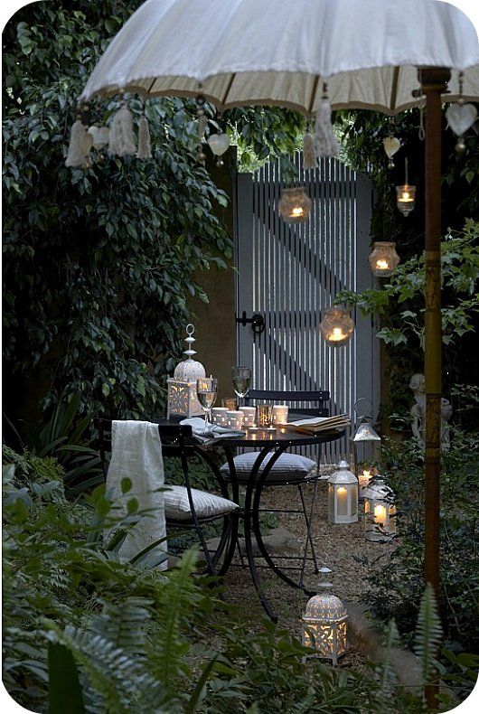Luci d'atmosfera in giardino per arredare spazi all'aperto
