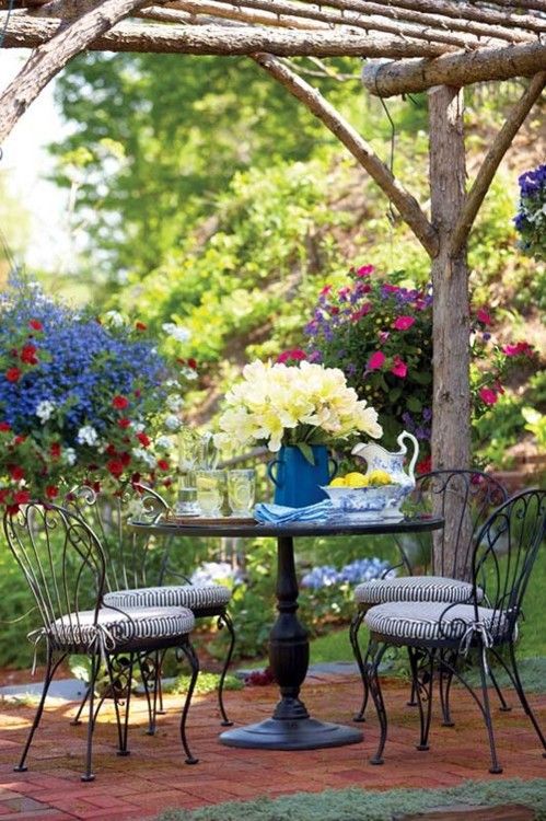 Tavola in giardino rustico e accogliente