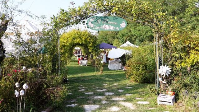 Mercatino creativo A spasso tra le rose d'autunno a Modena