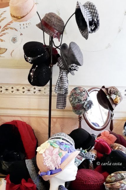 Cappelli nella mercatino di Natale a Villa Forni
