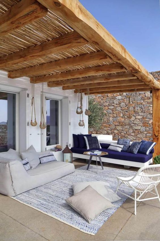 Veranda con divani in stile mediterraneo