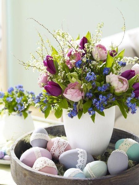 Centrotavola di Pasqua con uova decorate e fiori freschi