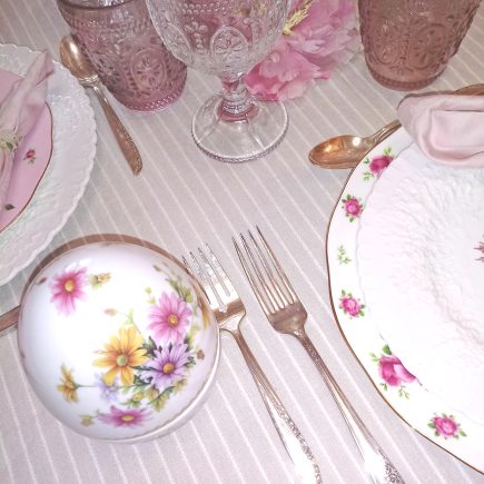 tavola romantica di Pasqua