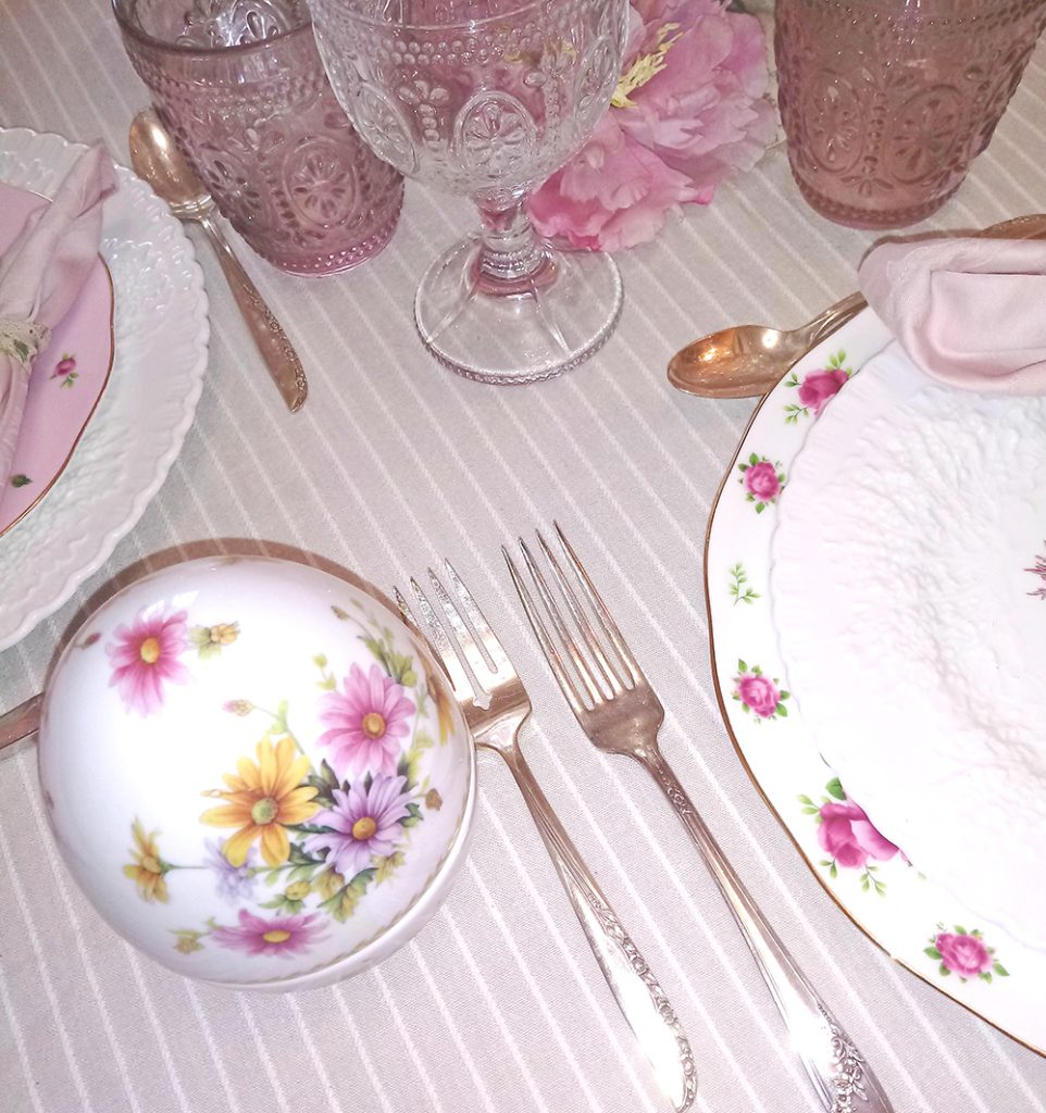 tavola romantica di Pasqua