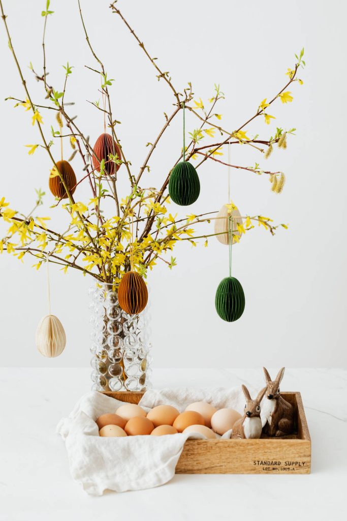 Decorazione pasquale per il soggiorno con rami e uova di carta