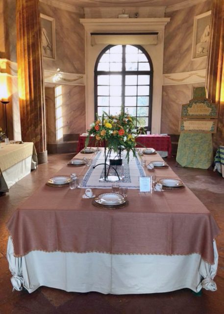 Tavola fiorita nel salone di Villa Forni a Modena
