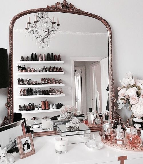 Angolo beauty con specchiera vintage in stile bohémien parigino
