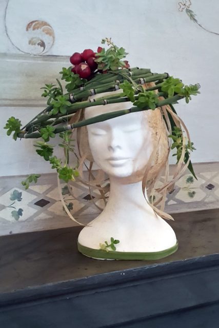 Cappello fiorito a Villa Forni