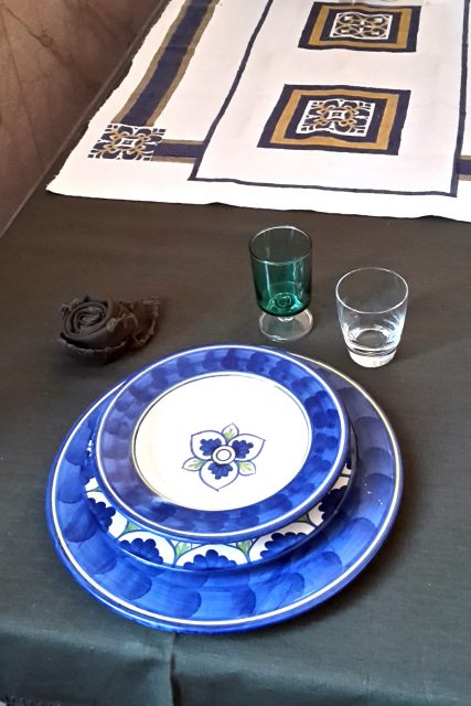 Piatti di ceramica con decorazione floreale blu e verde