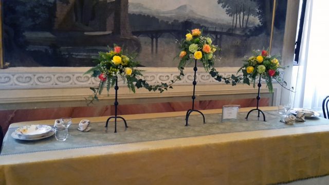 Centrotavola con rose per Tavole fiorite a Villa Forni
