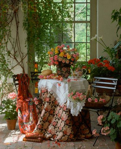 Stile floreale per la tavola in giardino