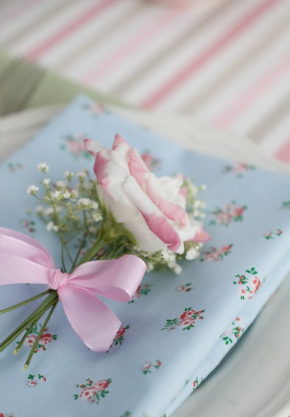 Fiore come segnaposto per la tavola
