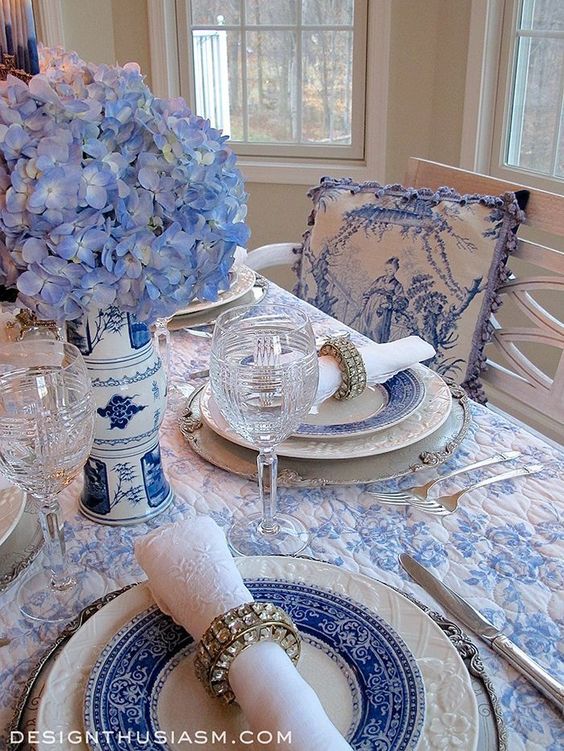 Tavola floreale in blu