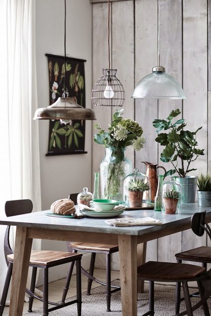 Composizione di vasi, fiori e piante  per la sala da pranzo in stile scandinavo