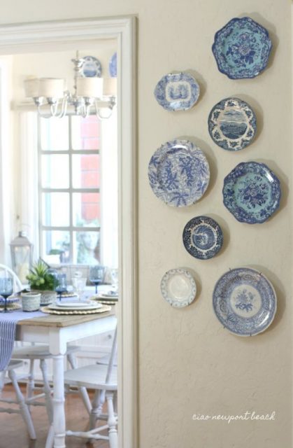Collezione di piatti in ceramica bianca e blu
