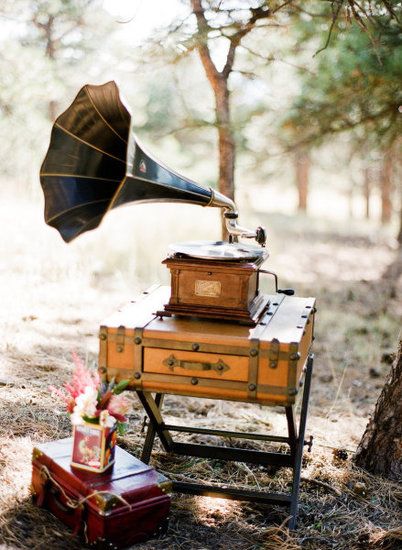 Un vecchio gramofono per il matrimonio in stile retrò