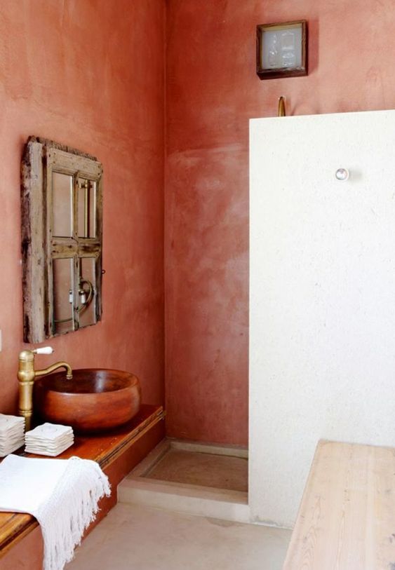 Color terracotta per le pareti ed il lavabo del bagno