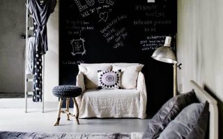 Camera da letto con parete effetto lavagna