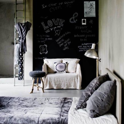 Camera da letto con parete effetto lavagna