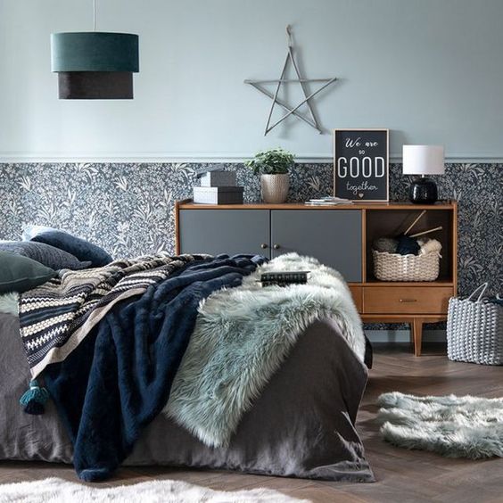 Camera da letto invernale con coperte blu navy e tappeti in ecopelliccia