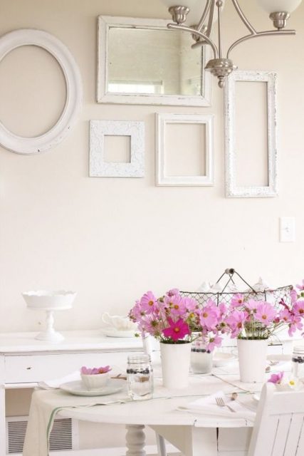 Composizione di cornici in stile shabby chic