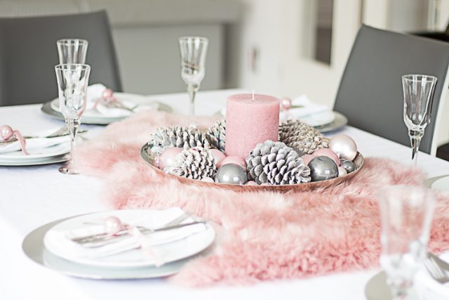 Toni sobri del bianco, grigio e rosa per questa tavola natalizia