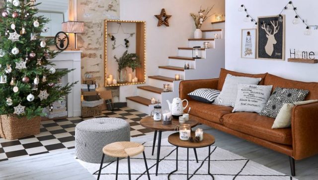 Soggiorno con decorazioni natalizie in stile scandinavo