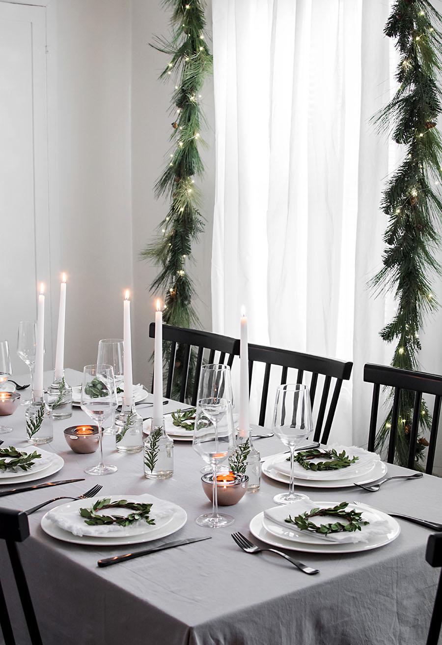 Una morbida tovaglia di lino e sobrie ghirlande per questa tavola di Natale in stile scandinavo 