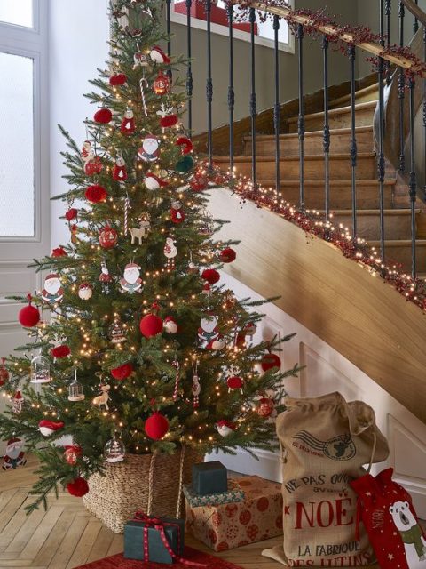 Albero di Natale rosso e verde con luci calde