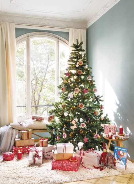 Albero di Natale rosso e bianco con decorazioni in legno