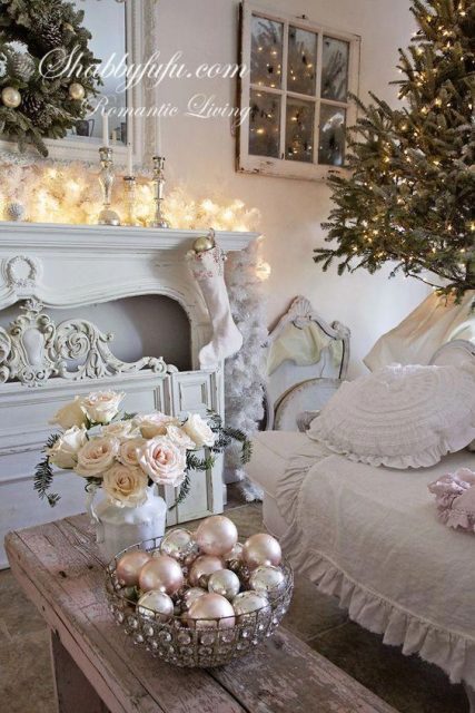 Soggiorno natalizio in stile shabby chic