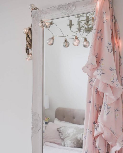 Decorazioni natalizie in stile shabby chic per la camera da letto