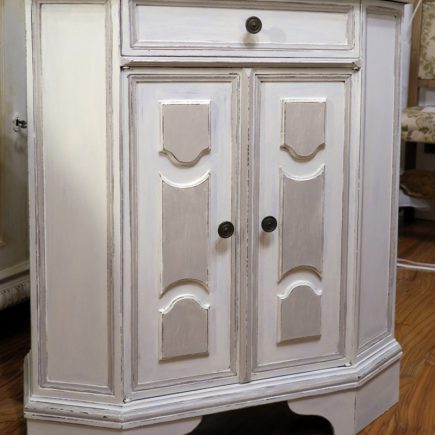 Restyling di un mobiletto con elegantii effetti bicolore