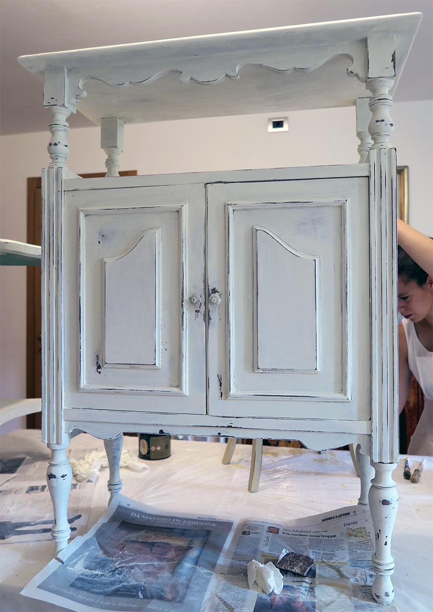 Per ottenere questo effetto shabby chic abbiamo usato pittura gessosa color panna e cera neutra 