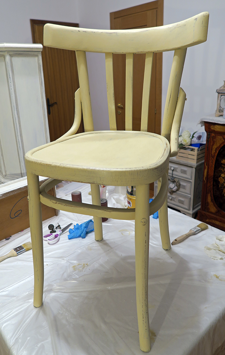 Restying sedia in stile country in colore giallo zafferano