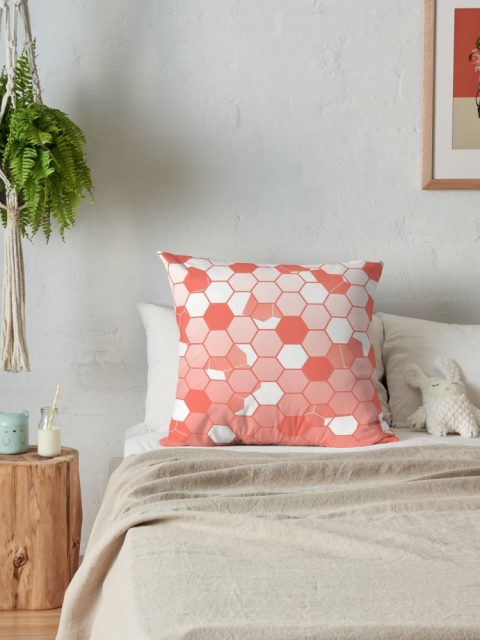 Cuscino Living Coral abbinato a colori neutri in camera da letto