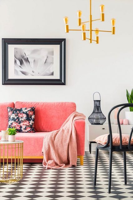 Soggiorno con Living Coral abbinato a bianco e nero