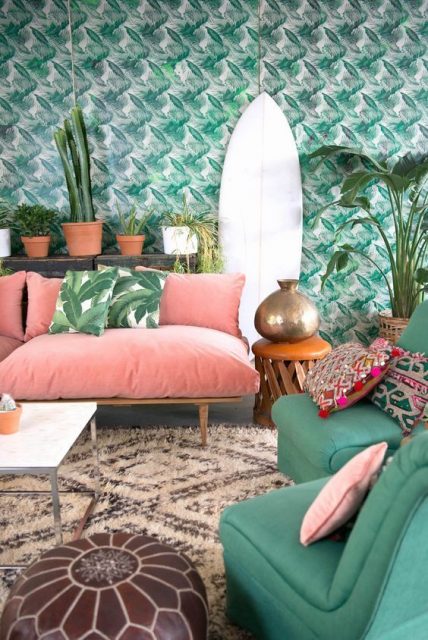 Soggiorno i stile jungle con il verde abbinato al Living Coral