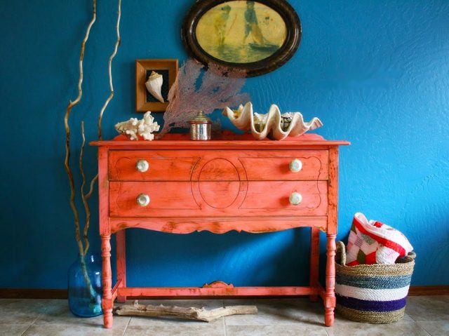 Parete blu abbinata a mobile vintage Living Coral