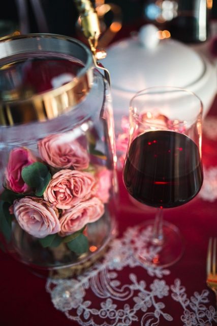 decorare tavola con rose