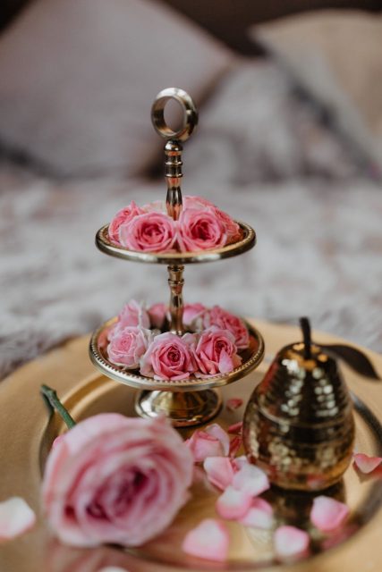 decorare tavola con rose