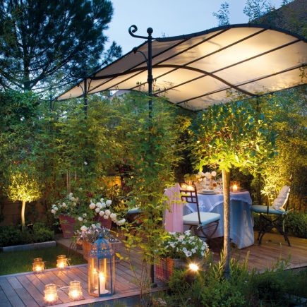 Pergola con angolo relax in giardino