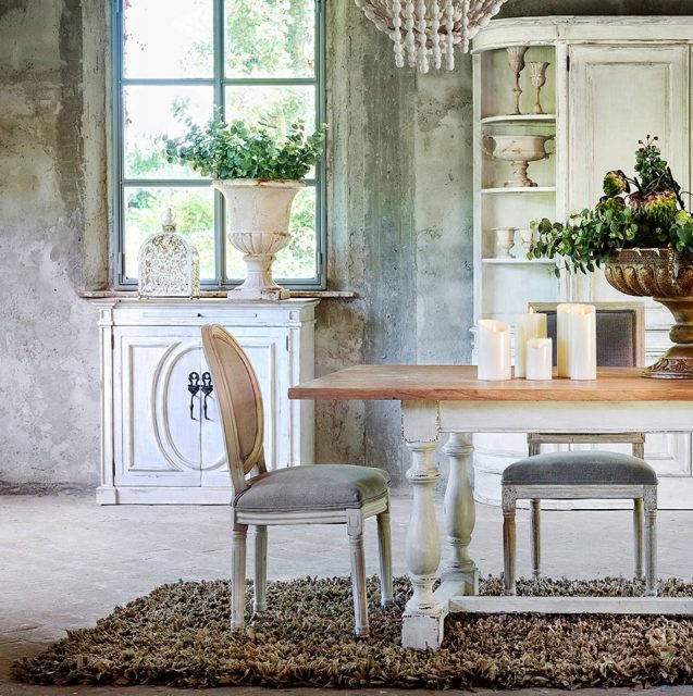 Sala da pranzo con mobili stile '700
