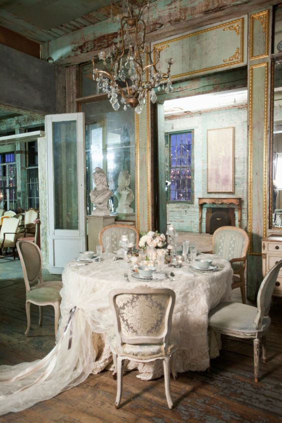 Raffinata sala da pranzo in stile barocco