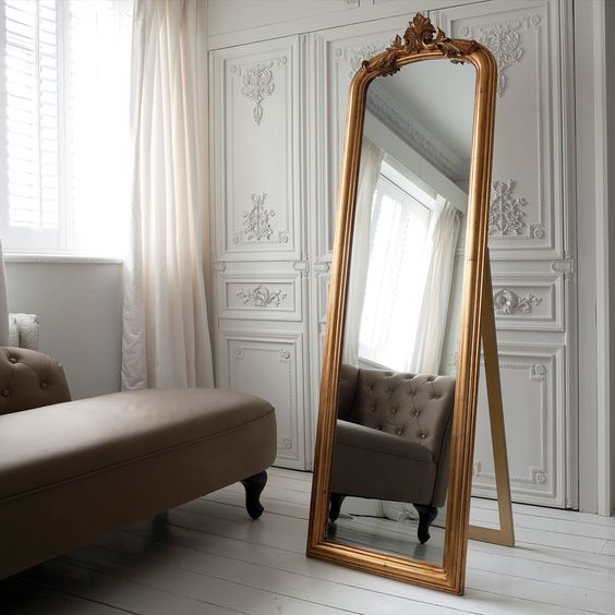 Grande specchio come punto focale della camera