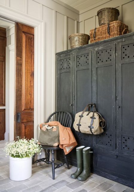 un guardaroba vintage in perfetto stile farmhouse