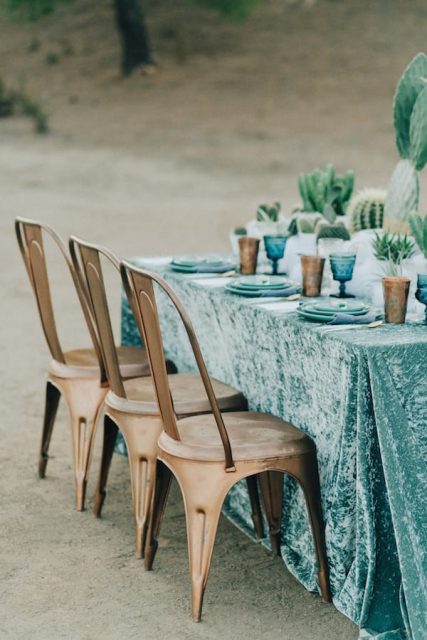Decorazione tavola invernale con tovaglia di velluto