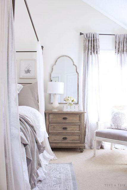 Una camera da letto con styling d'ispirazione francese