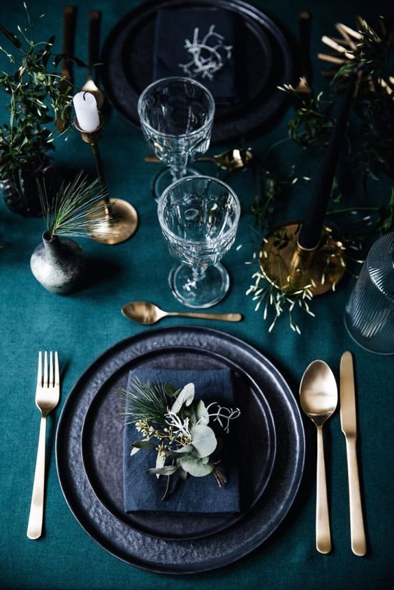 Una tavola naturale dai toni del blu, verde e oro